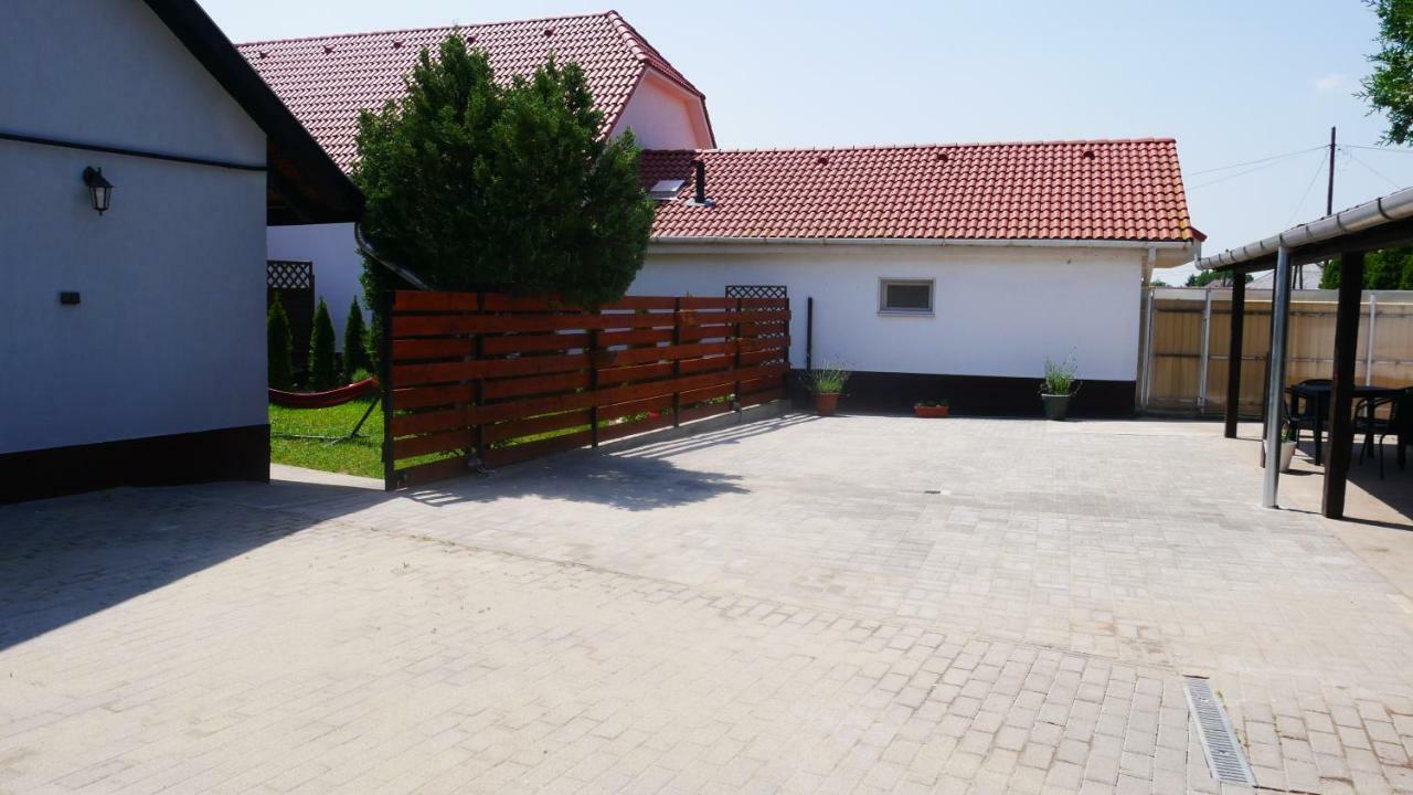 Idill Apartmanhaz B&B Tiszafüred Exterior foto